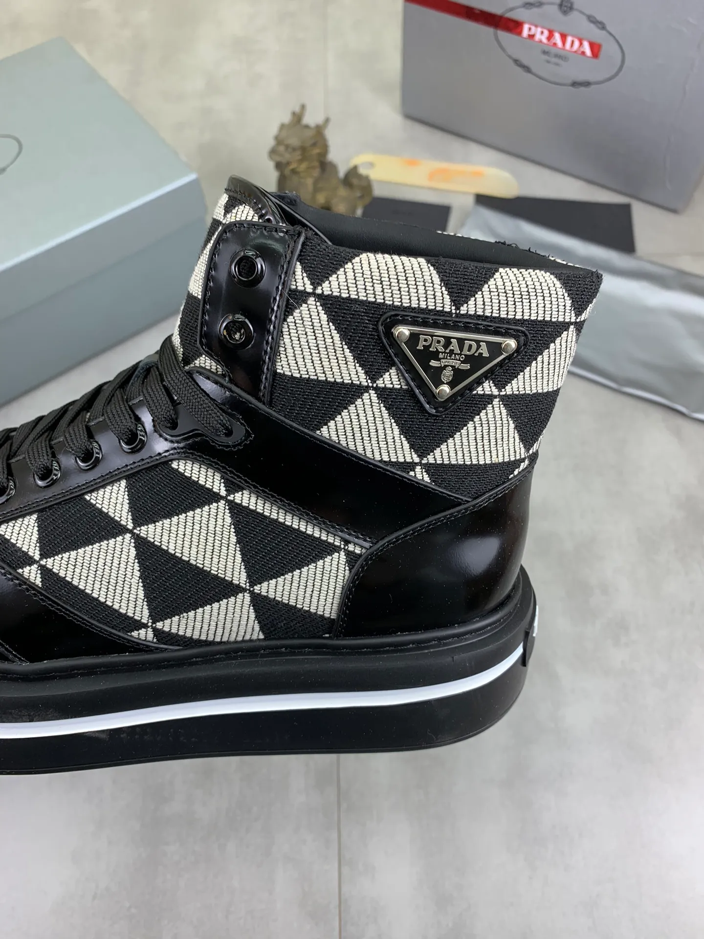 Men's shoes 💰P620 new model (high version) The new PRADA (Prada) high-top counter has launched the classic model at the same time. The new men's shoes and 😘fabrics are selected from the original imported calfskin. First layer of imported cowhide lining. The original version is awesome! 👍🏿Original open-molded non-slip PU outsole, with exquisite lines, simple and elegant, super comfortable and classy on foot, suitable for leisure travel. Code number:38-45